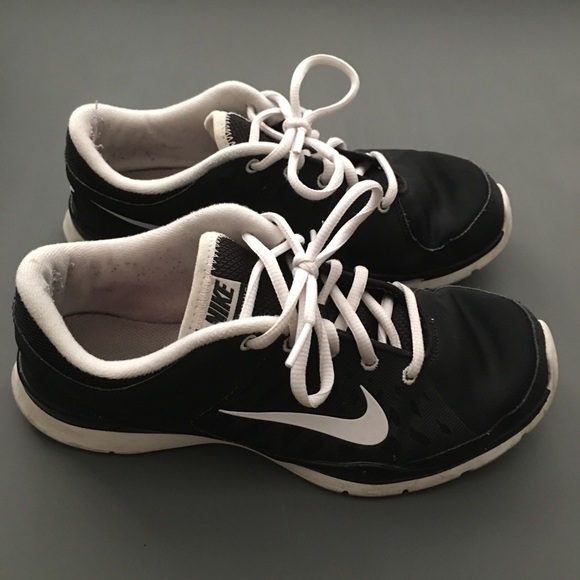 Nike Shoes - WOMENS BLACK NIKE TENNIS SHOES!